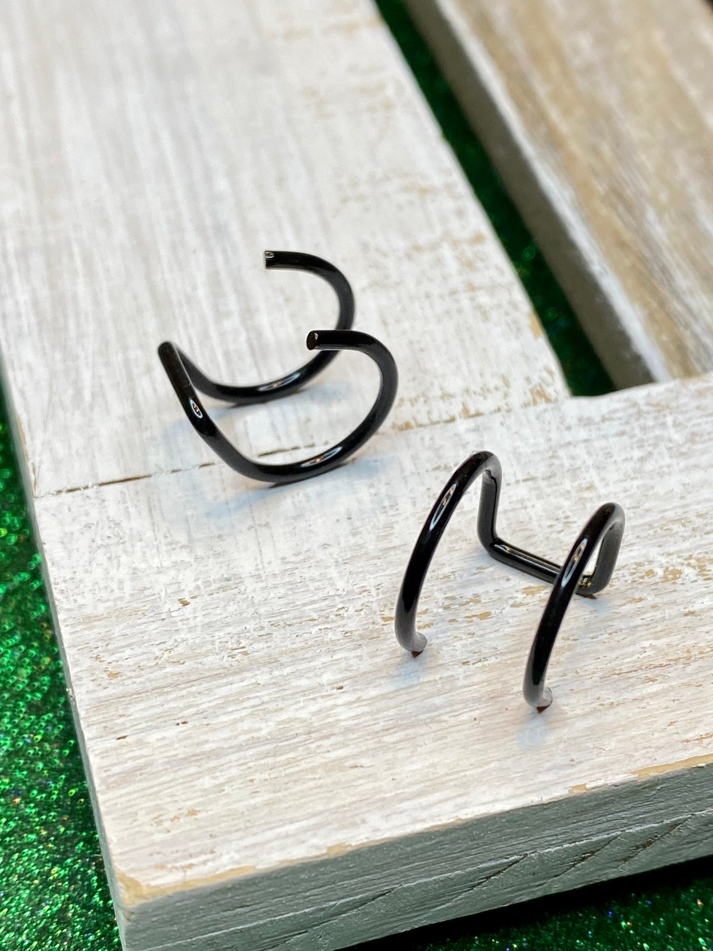 Ausgewählte Schwarz Ear Cuffs