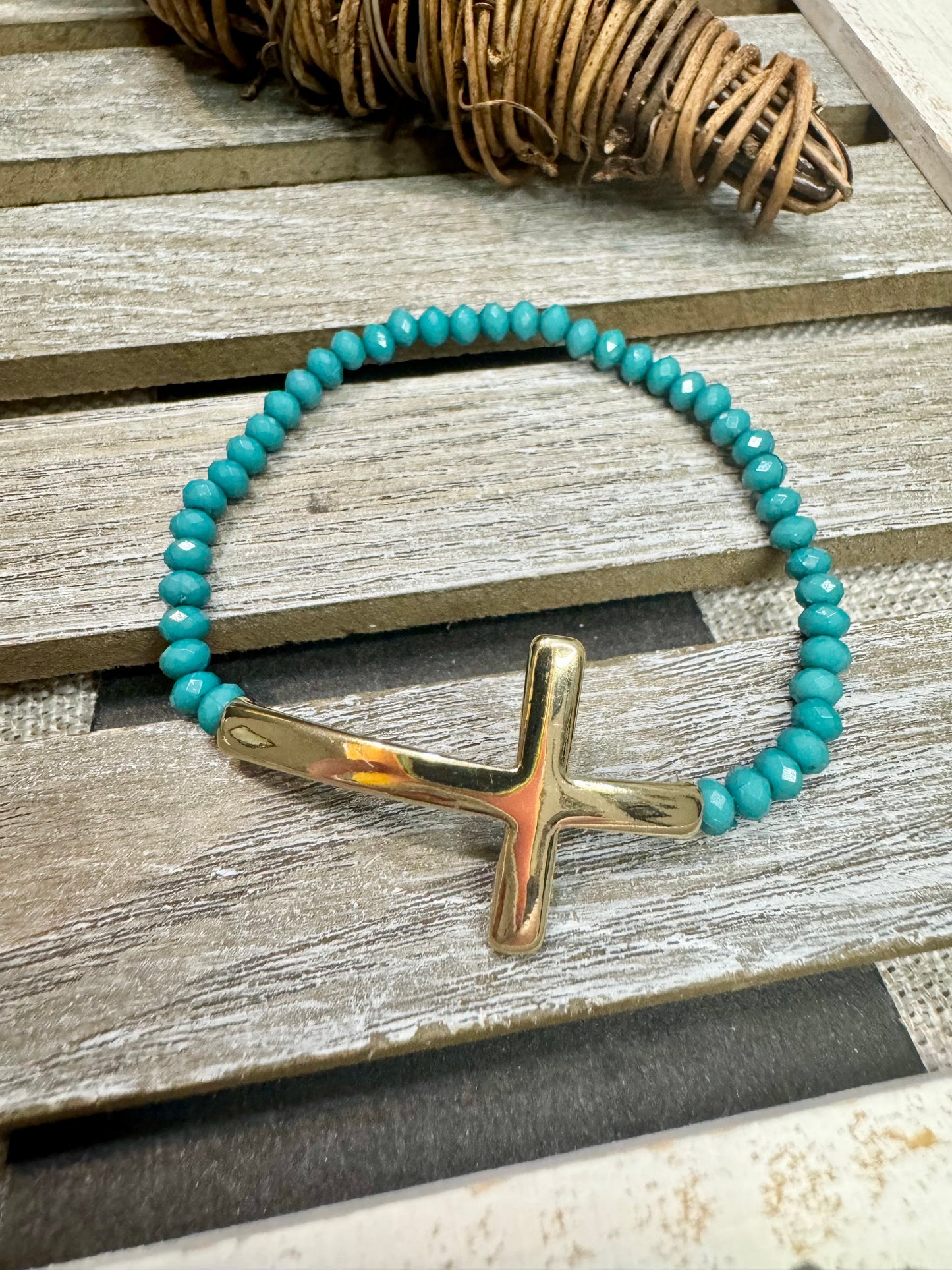 Facettierte Wulststreckarmbänder mit Kreuz