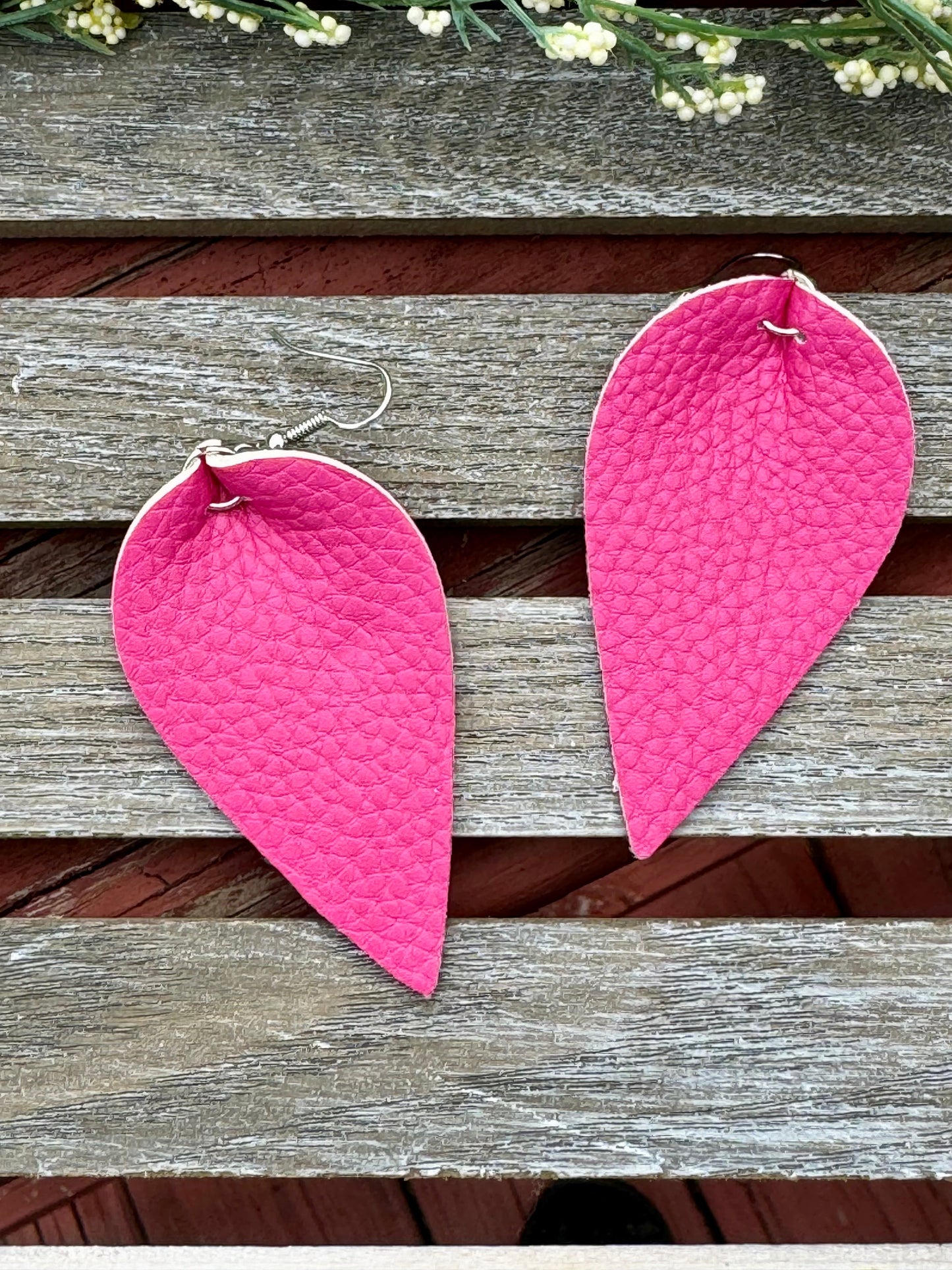 Zeigen Sie Ihr Rosa - Petal Ohrringe in zwei Schattierungen