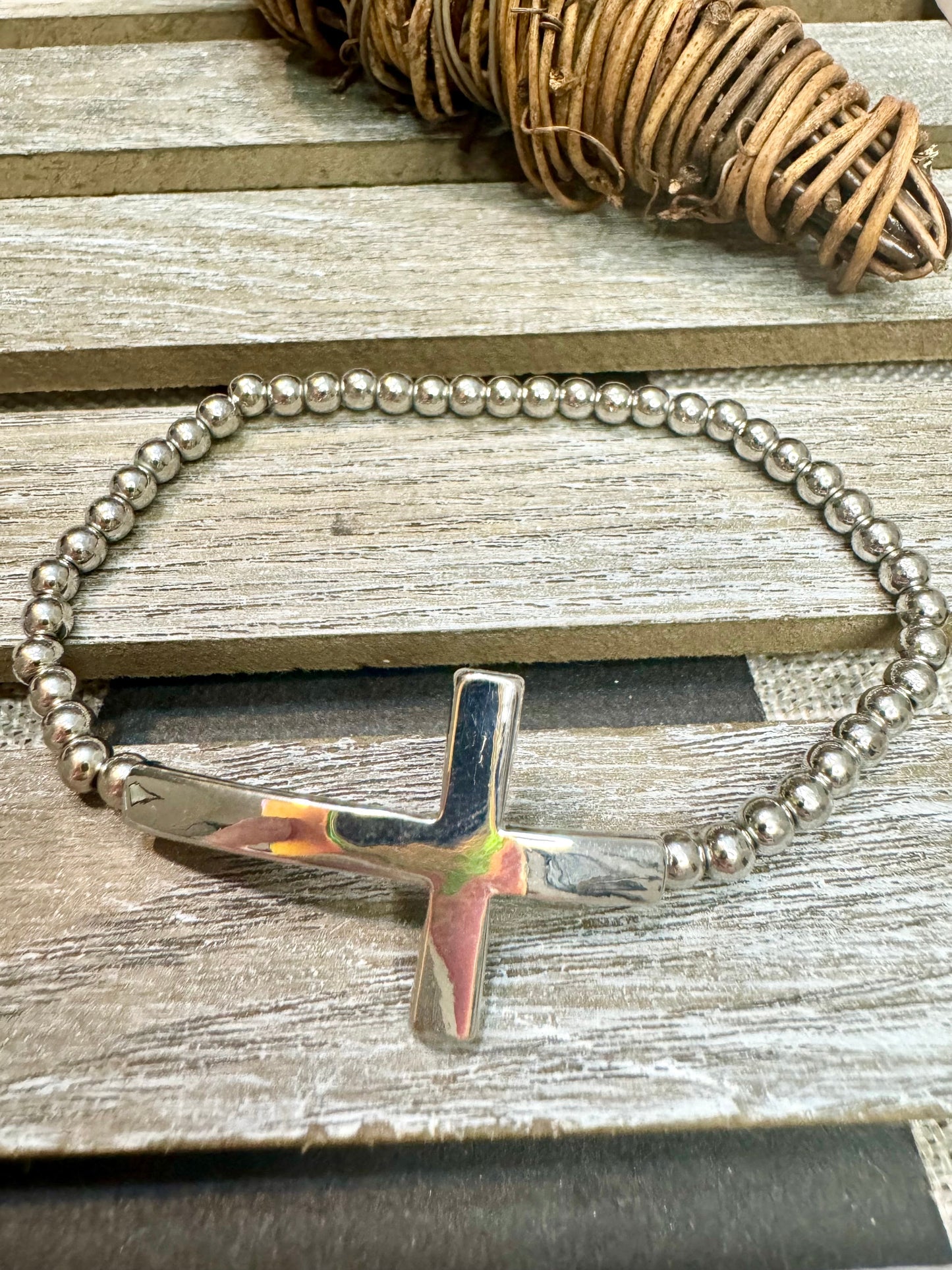 Facettierte Wulststreckarmbänder mit Kreuz