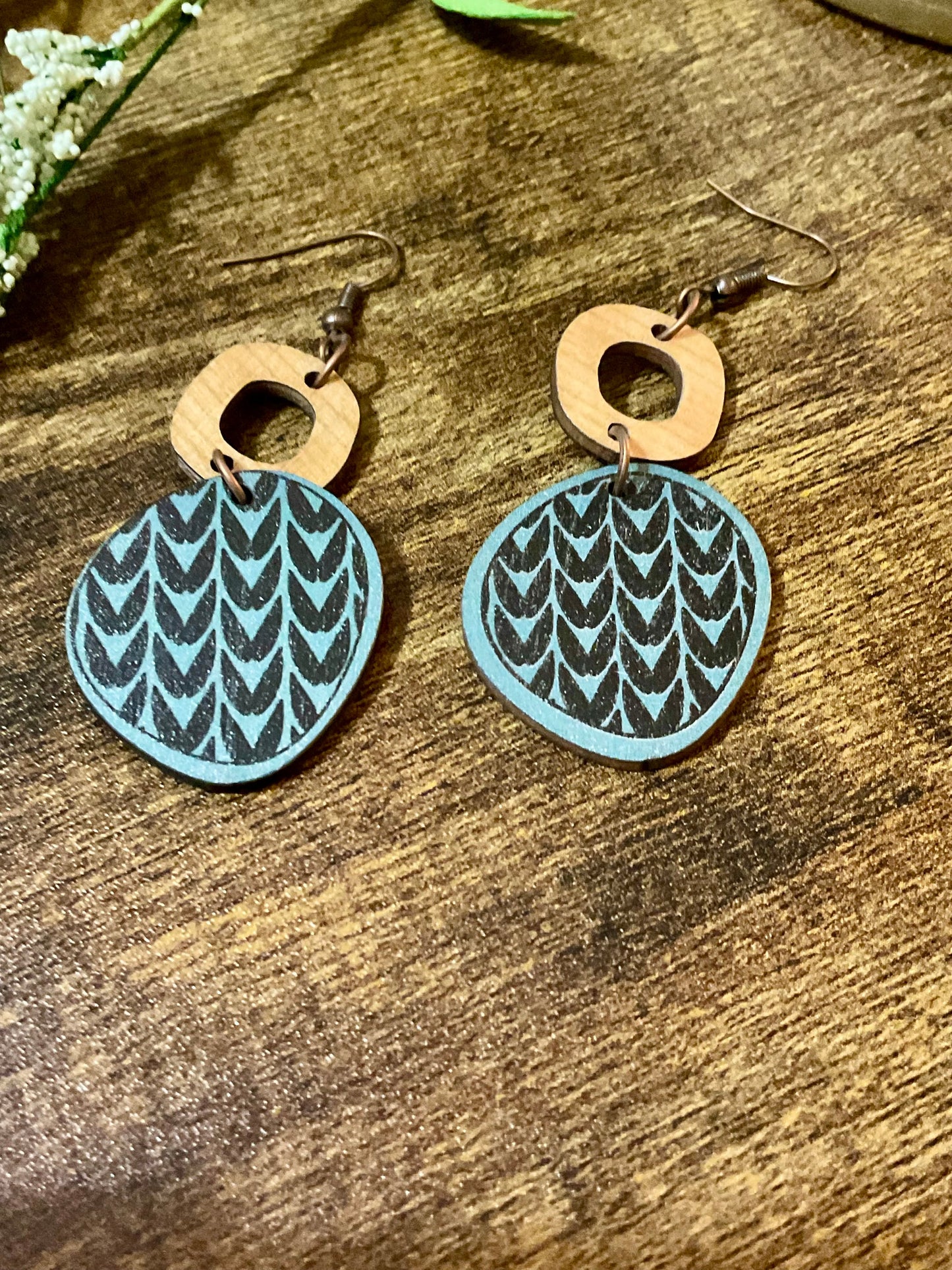 Organic Disc und Ring Wood Drop Ohrringe Schwarz und Blau Design