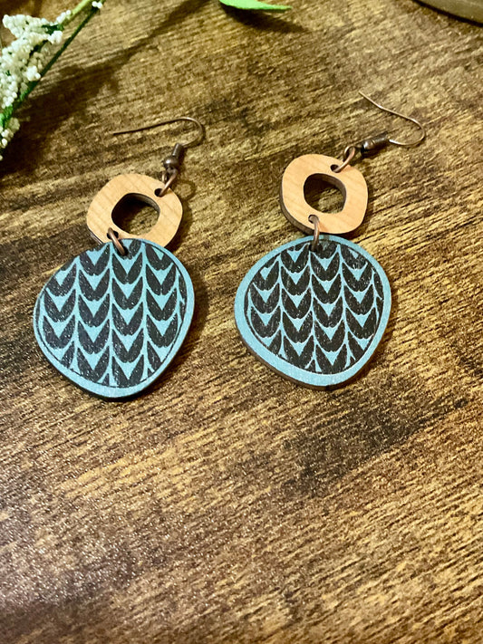 Organic Disc und Ring Wood Drop Ohrringe Schwarz und Blau Design