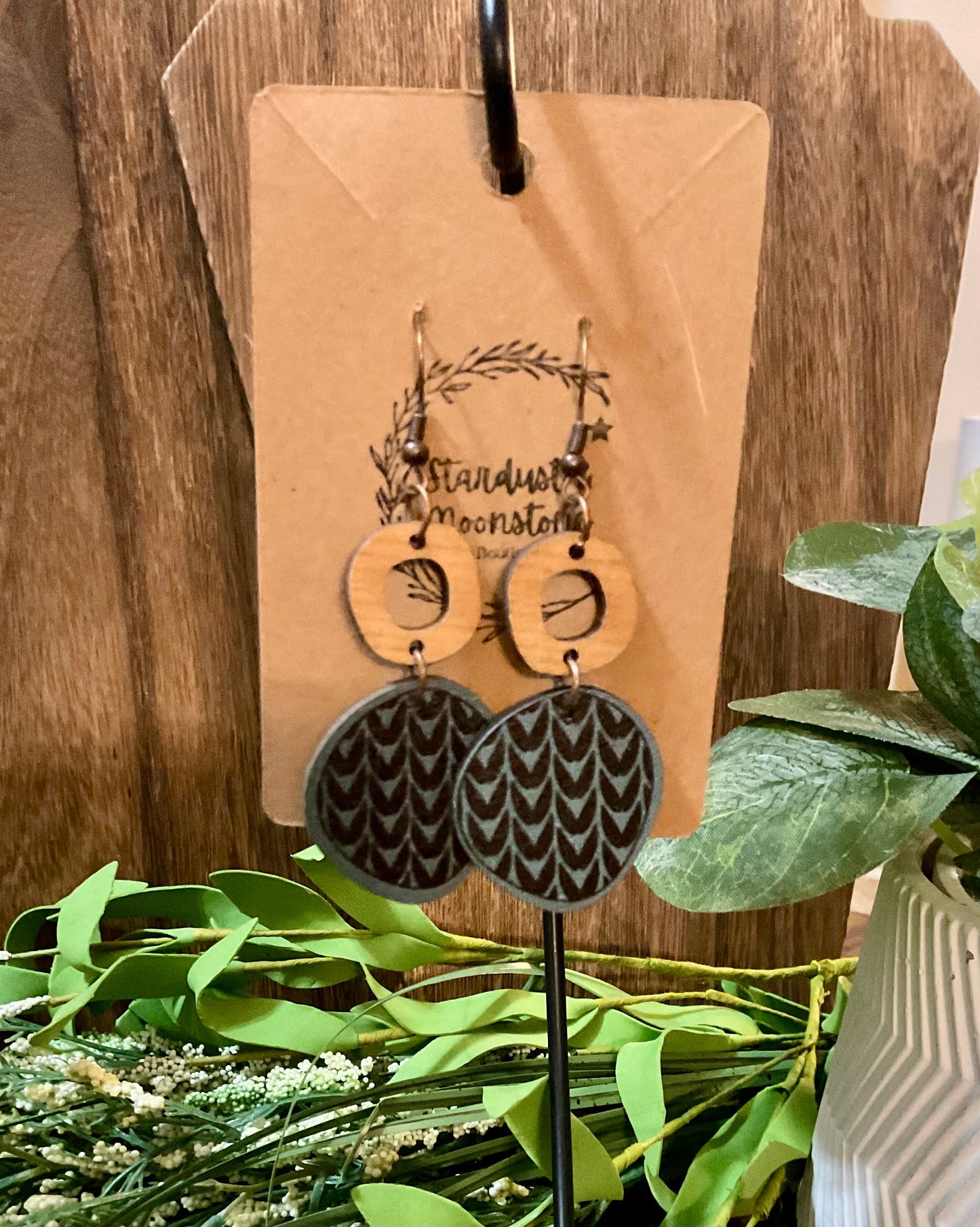 Organic Disc und Ring Wood Drop Ohrringe Schwarz und Blau Design
