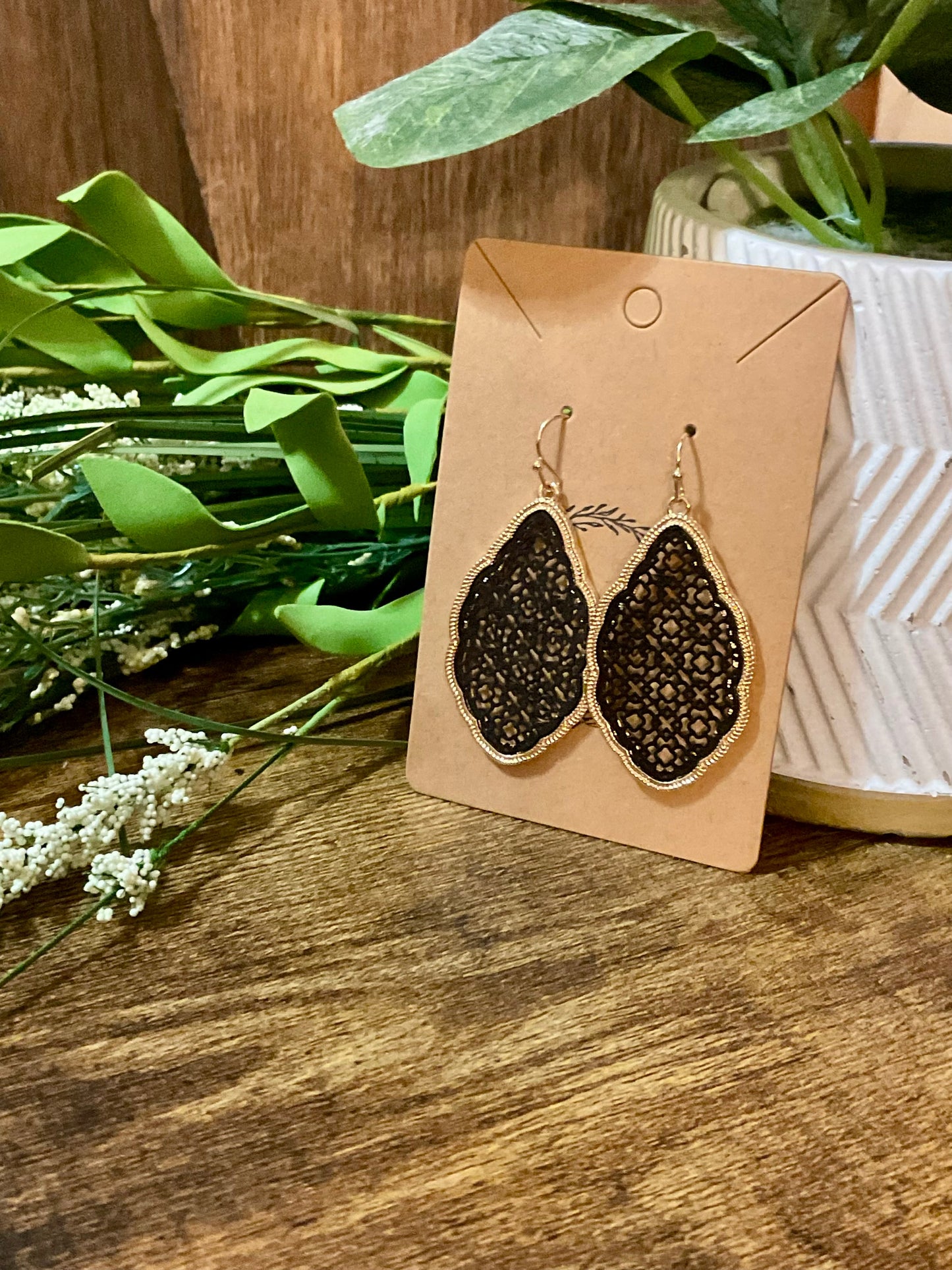 PAPIER DAS METALLFILIGREE, DAS SCHWARZ & Gold BEI DER BEFÖRDERUNG