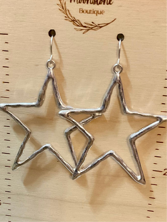 Silberstern gehämmerte Metallohrringe