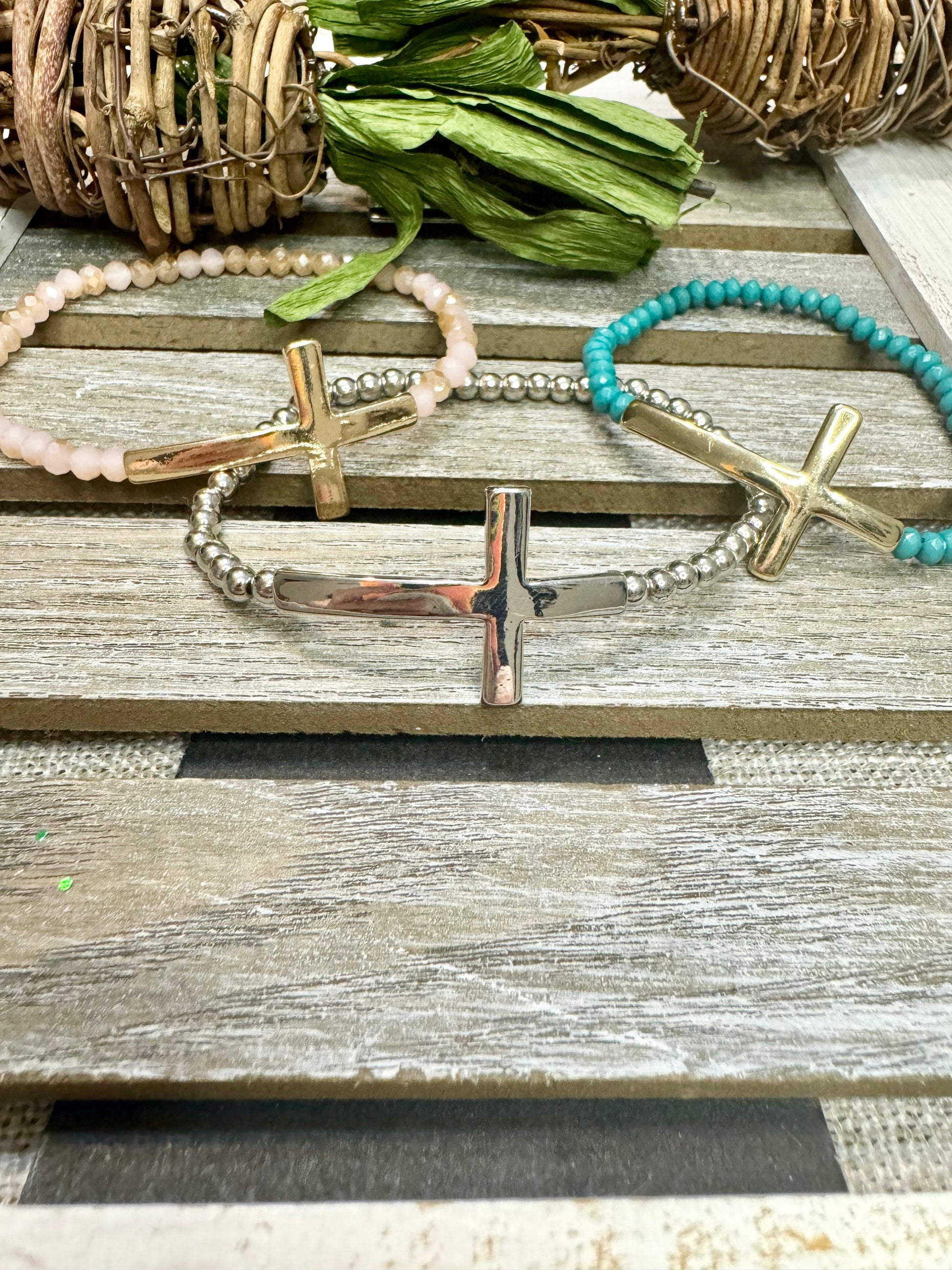 Facettierte Wulststreckarmbänder mit Kreuz