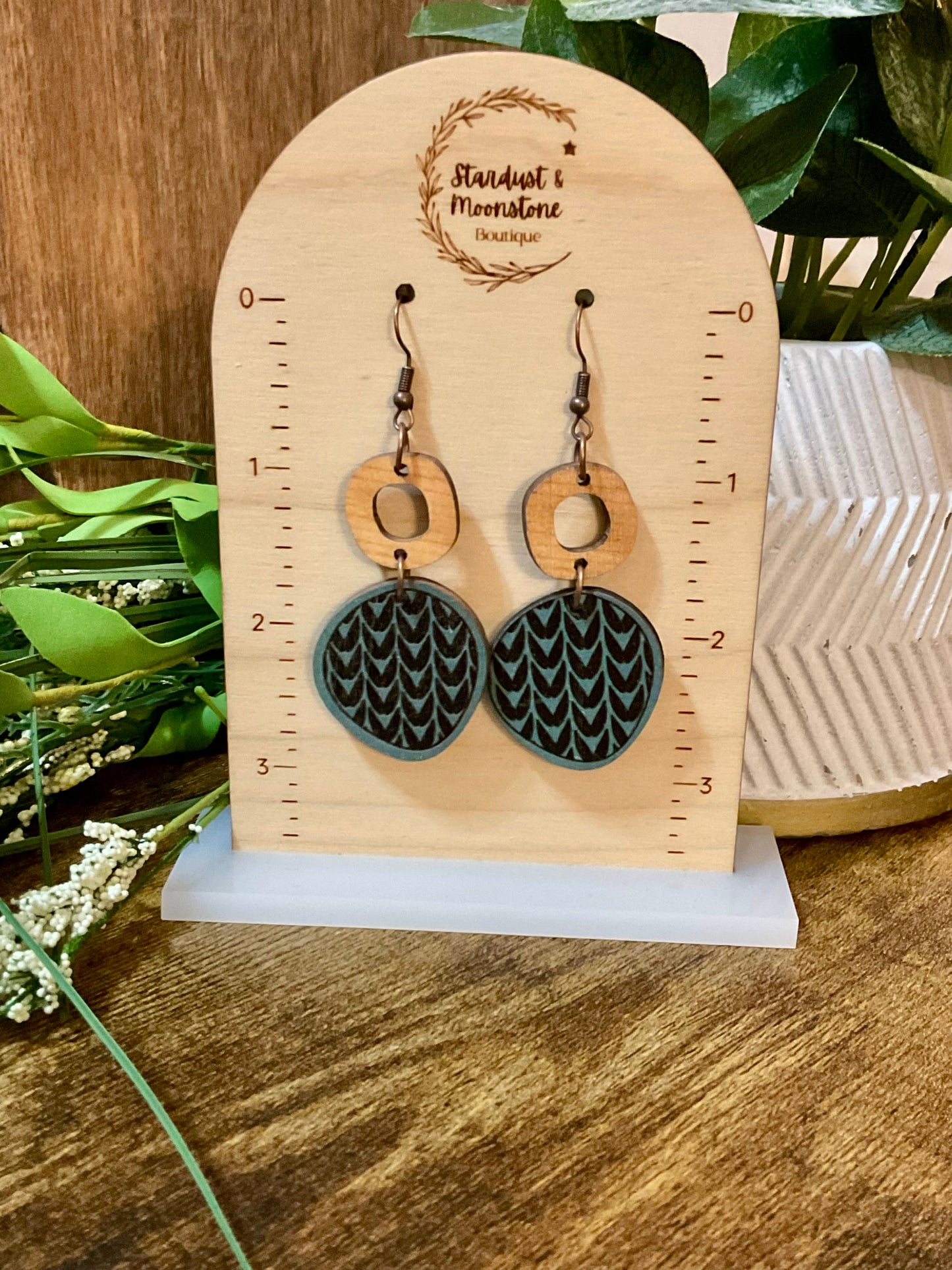 Organic Disc und Ring Wood Drop Ohrringe Schwarz und Blau Design