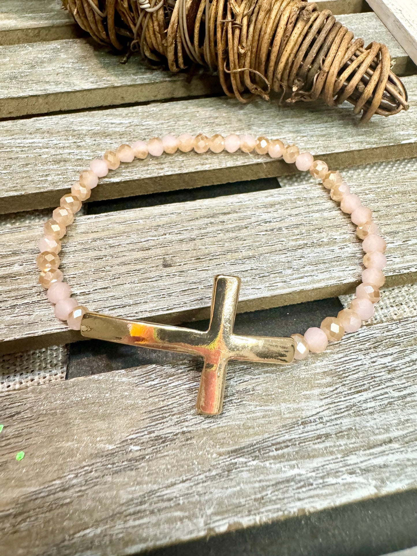 Facettierte Wulststreckarmbänder mit Kreuz
