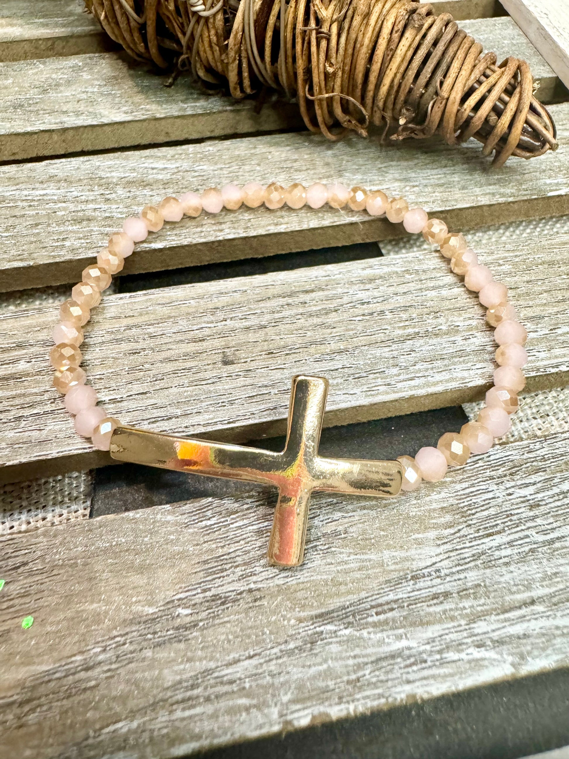 Facettierte Wulststreckarmbänder mit Kreuz