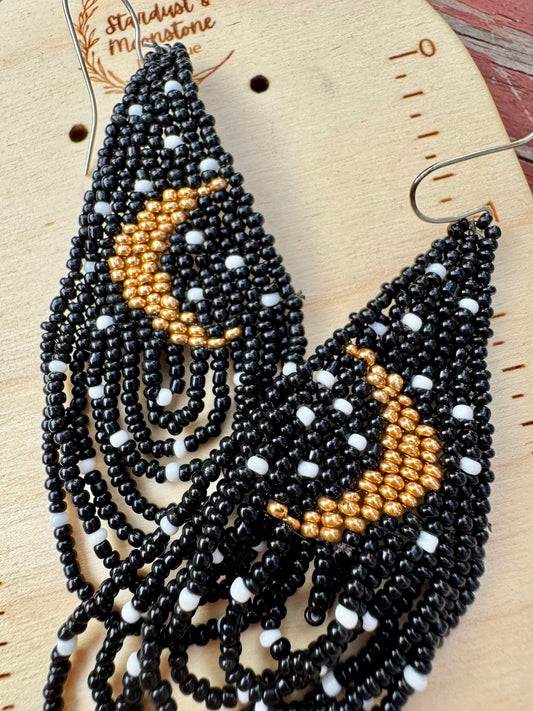 Mystische Nächte Beaded Crescent Moon Ohrringe
