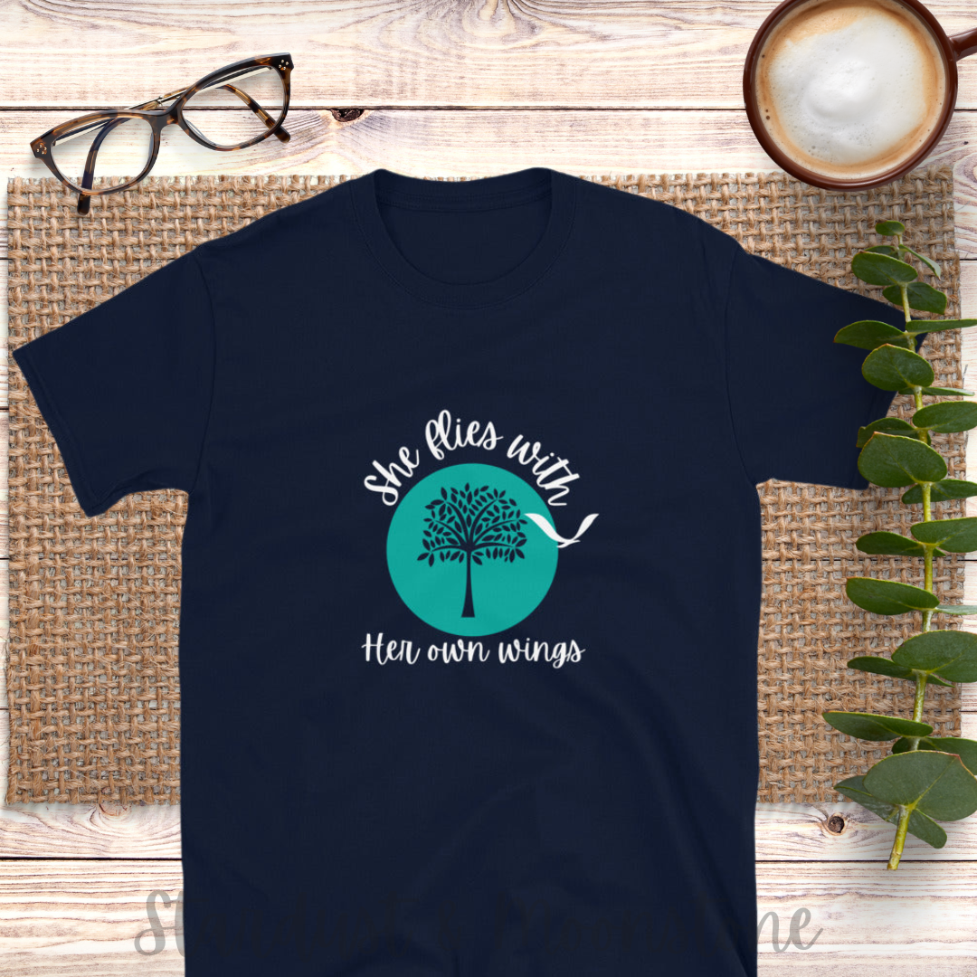 Sie fliegt mit ihren eigenen Flügeln Shorts-Sleeve Unisex T-Shirt