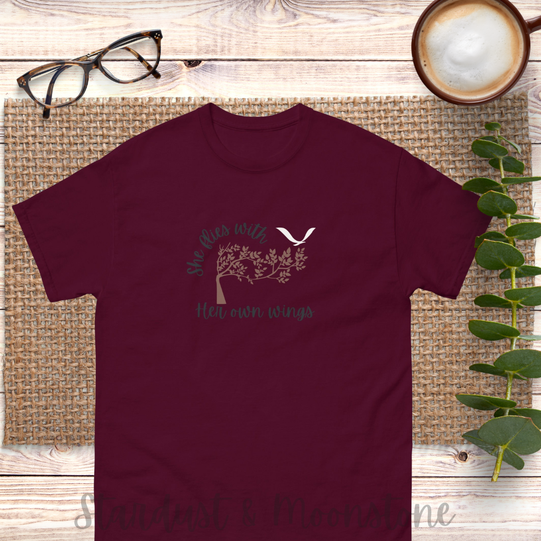 She Flies With Her Own Wings Unisex Klassischer Tee