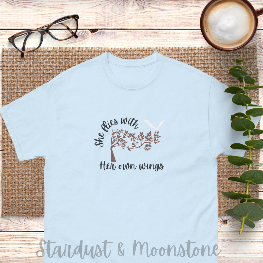 She Flies With Her Own Wings Unisex Klassischer Tee