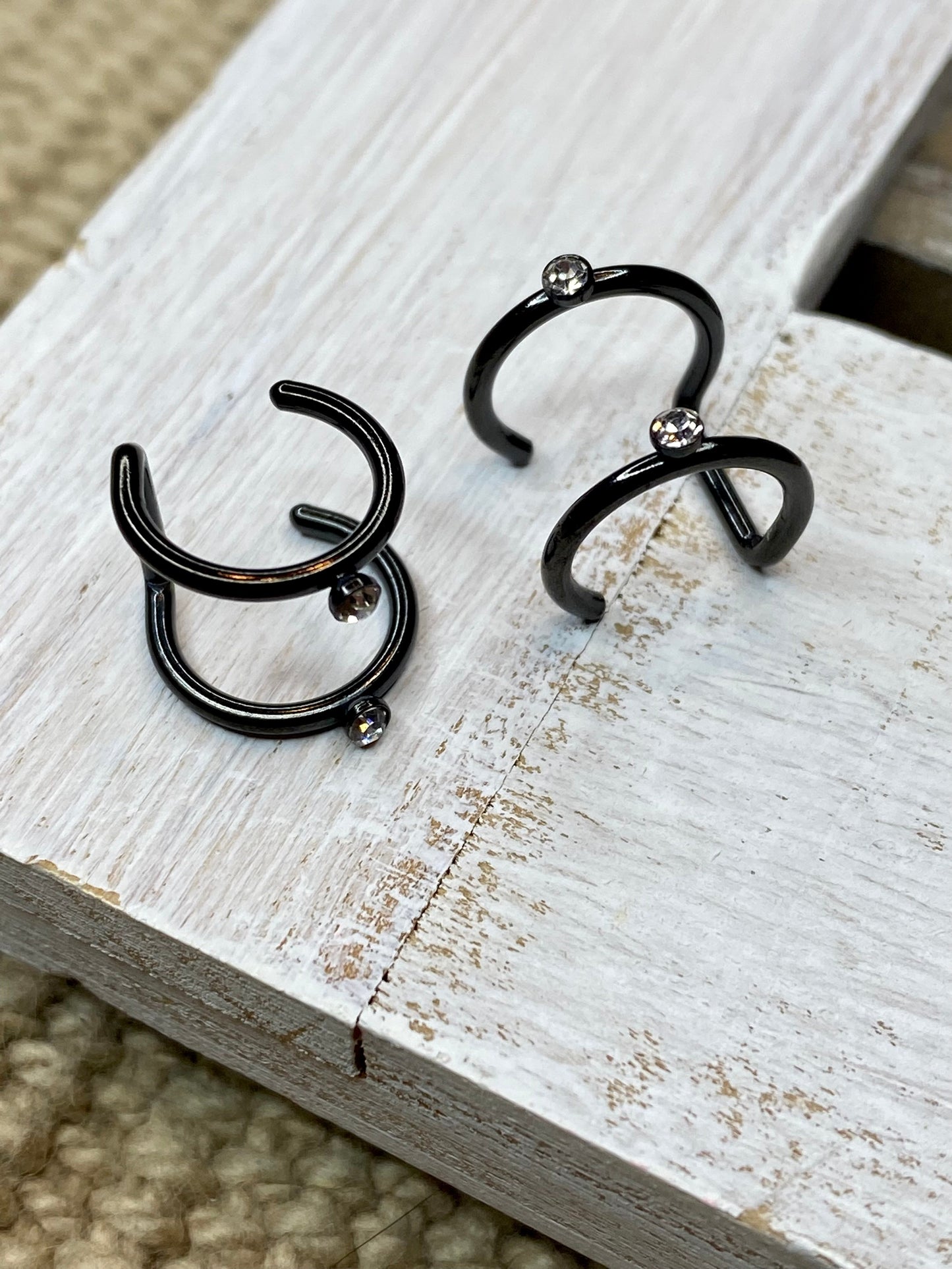 Ausgewählte Schwarz Ear Cuffs