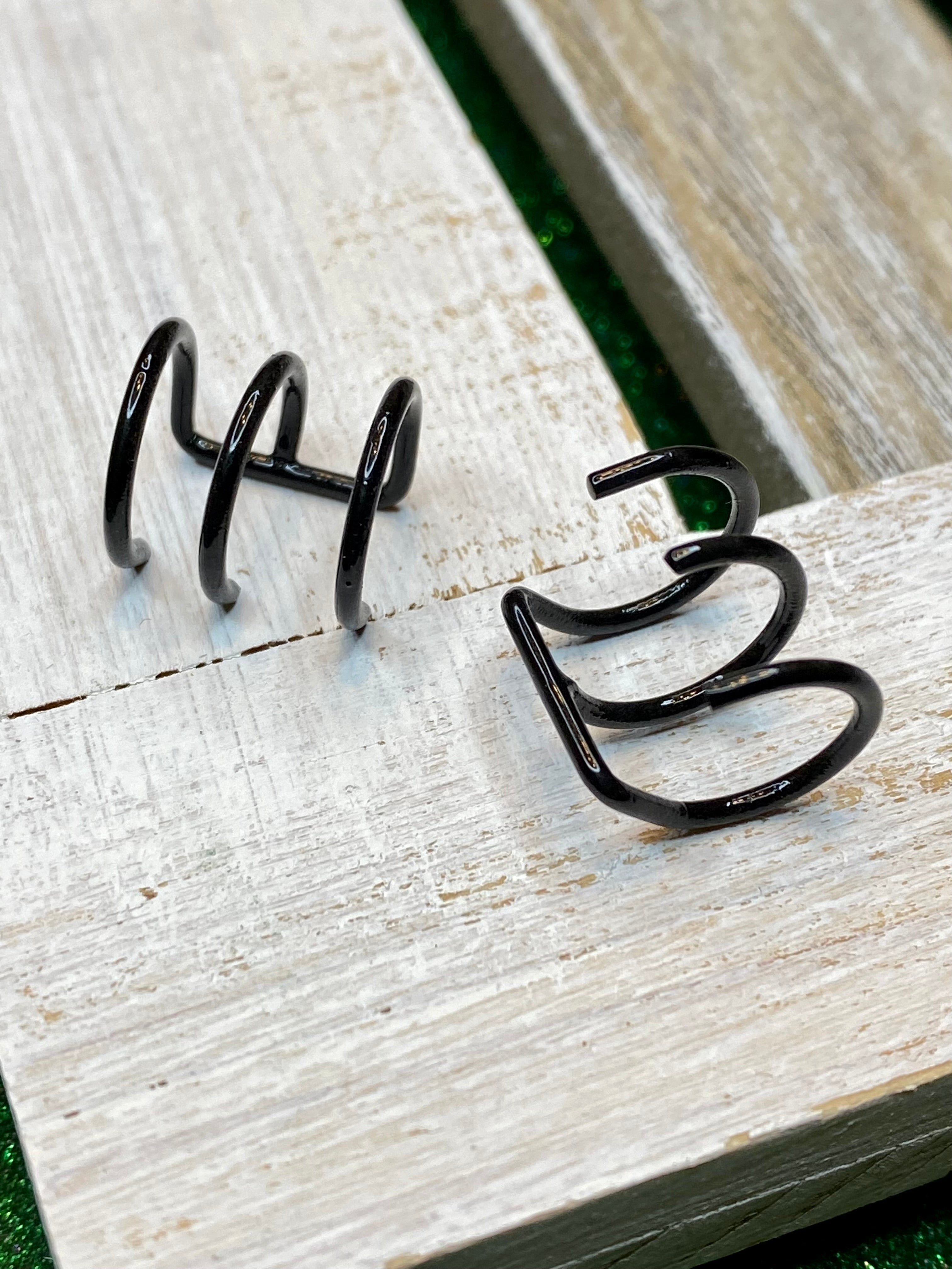 Ausgewählte Schwarz Ear Cuffs