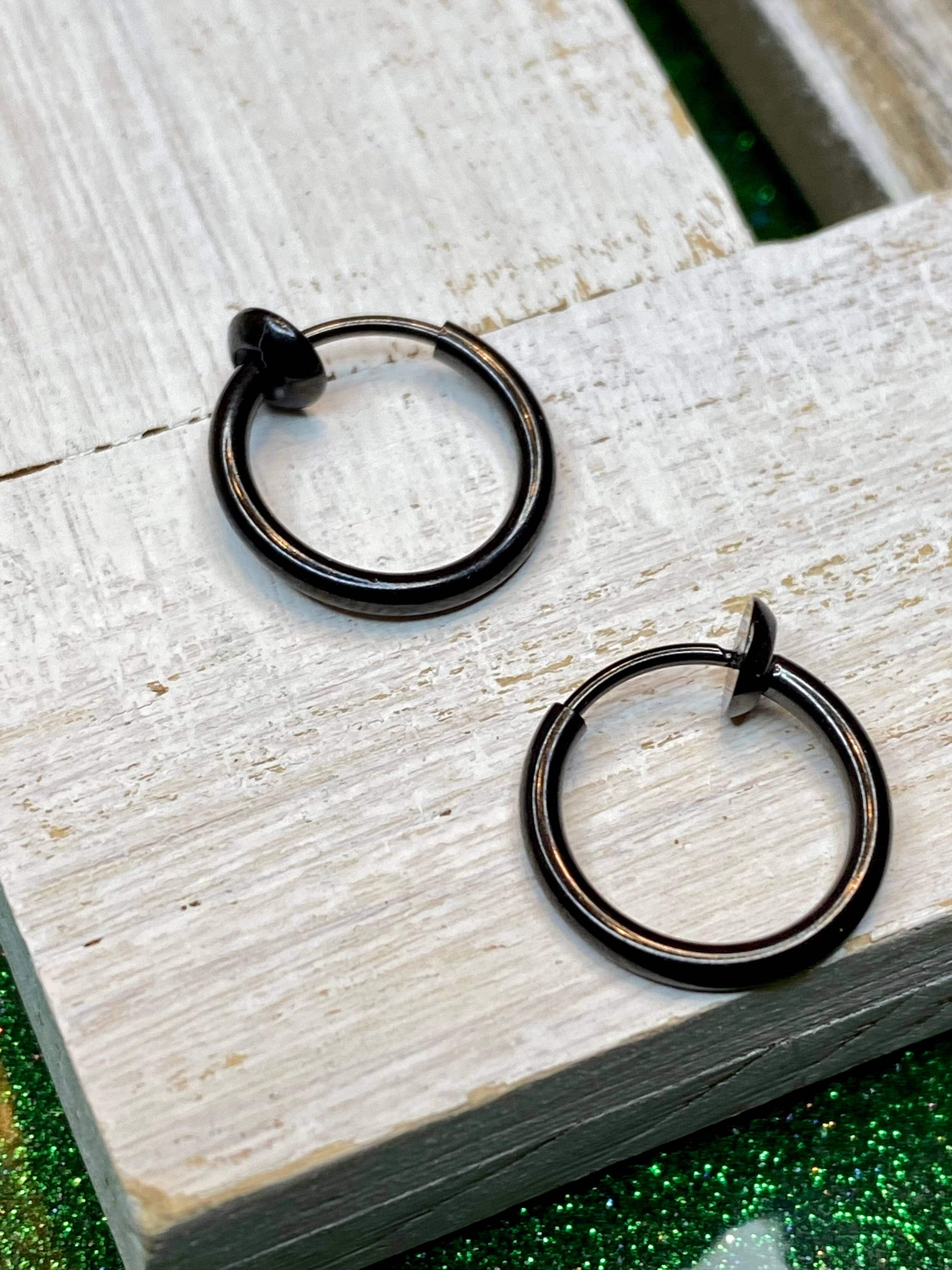 Ausgewählte Schwarz Ear Cuffs